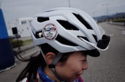 ヘルメットにステッカー