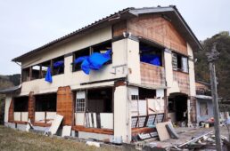 氷見市内の倒壊家屋