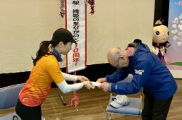 能登町長に義援金を手渡す