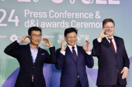 Cのポーズをとる3人