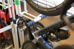 ペダルをラック中央のバーに掛ける