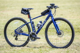 サイクリングに必須＆役立つアイテムを装備したクロスバイク