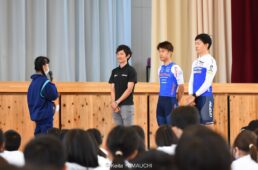 中根英登、初川弘浩、小山貴弘が新城市立八名小学校（愛知県）でキャリア講演＆自転車教室を実施