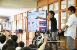 中根英登、初川弘浩、小山貴弘が新城市立八名小学校（愛知県）でキャリア講演＆自転車教室を実施