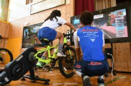 中根英登、初川弘浩、小山貴弘が新城市立八名小学校（愛知県）でキャリア講演＆自転車教室を実施