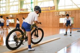 中根英登、初川弘浩、小山貴弘が新城市立八名小学校（愛知県）でキャリア講演＆自転車教室を実施