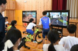 中根英登、初川弘浩、小山貴弘が新城市立八名小学校（愛知県）でキャリア講演＆自転車教室を実施