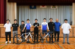 中根英登、初川弘浩、小山貴弘が新城市立八名小学校（愛知県）でキャリア講演＆自転車教室を実施