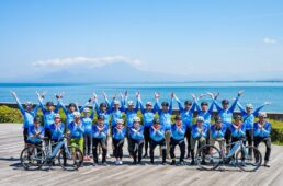 大山をバックに記念撮影