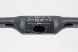 ケーブル内蔵のための穴