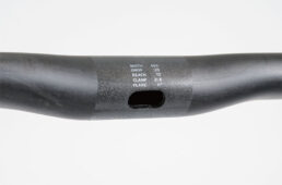 ケーブル内装用の穴