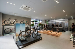 スペシャライズド稲城店内