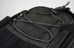 バッグ上部のリフレクティブバンジーコード