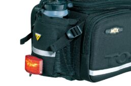 バッグ後部のリヤライトクリップホルダー