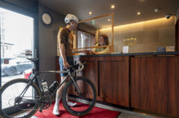 自転車を押し歩きでチェックイン