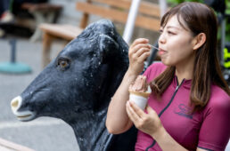榎本牧場でジェラートを食べるなななさん