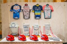 トロフィーと副賞