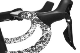 ホワイト＋ブラックプラグ