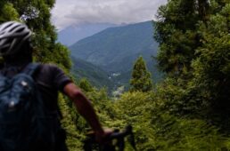 久多の集落を望む