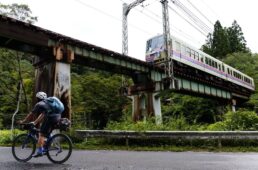 叡山電鉄鞍馬線の陸橋の下を行く