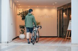 エントランスからバイクを押し歩き