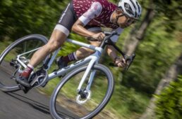 FRに乗る中島編集長