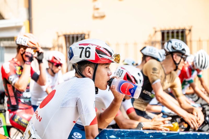 水分補給をしながらスタートを待つ岩村元嗣。両日とも厳しい暑さのなか