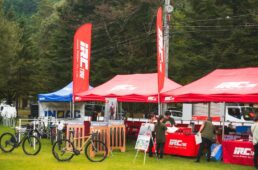 iRCタイヤのカラーに染まったブース