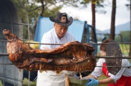 白馬豚の丸焼きパフォーマンス
