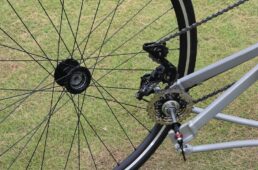 カセットをフレームに残したまま後輪を外すことができる