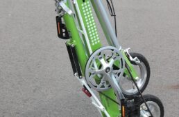 たたんだ状態で転がすことができる