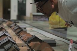 東海道かわさき宿交流館で、ミニチュアをのぞき込む大川さん