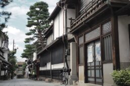 宿坊が並ぶ閑静な通り