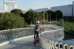 川崎マリエンへの自転車歩行者道