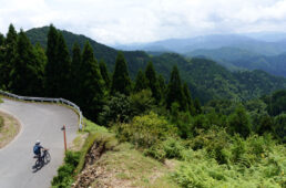 遠くまで続く山の尾根