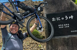 おにゅう峠の碑で昭和のサイスポポーズを決めるシシャチョー