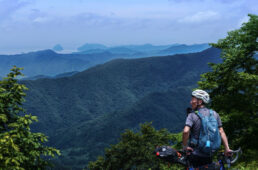 遠くに日本海を望む