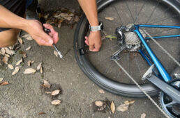 落石を踏んでパンク