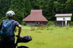 廃屋を前にたたずむシシャチョー