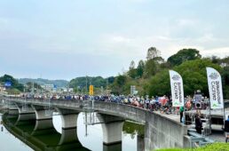 今治インターチェンジのアプローチ道でスタートを待つDコース参加者