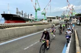 造船ドックのタンカーにブルーラインに台湾サイクリスト集団に親子サイクリング