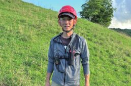 左胸にスプレーを携行