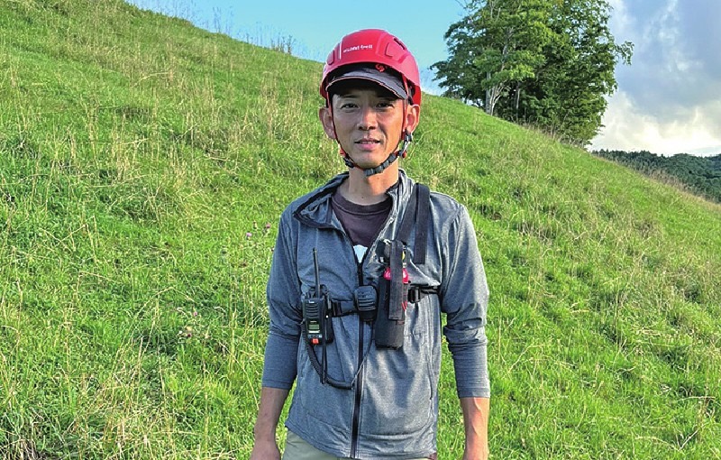 左胸にスプレーを携行