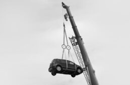 クルマを吊り上げる