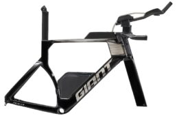 ジャイアントがトライアスロン・山岸穂高と機材サポート契約締結