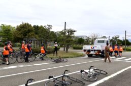 大型トラックの運転席に乗って死角を体験する