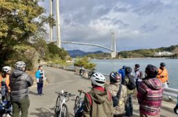 岩城橋の説明をする中坂菜緒さん