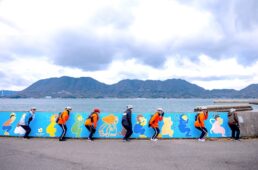 アートと同じポーズをとる高校生