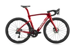 ピナレロ・ニュードグマ F　スターリーレッド