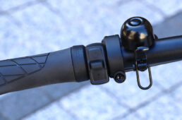 ハンドルグリップ付近に設置された手元スイッチ